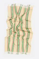 Toalla de playa de algodón, color rosa pálido, con diseño de rayas verticales en tonos beige, naranja y rosa. Presenta franjas verticales con el logo "BIMBA Y LOLA" repetido.