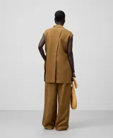 Pantalón marrón de cáñamo para mujer, con cierre de botón, trabillas, doble pinza en delantero, bolsillos laterales y bolsillos de vivo en espalda.