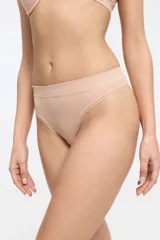 Conjunto de ropa interior blanco, compuesto por un corpiño de breteles finos y una bombacha tipo colaless con detalles de puntilla.