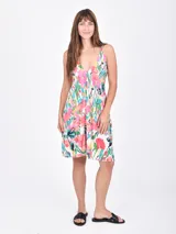 Vestido negro de corte holgado, con escote en V profundo y tirantes finos ajustables.