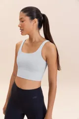 Top sin mangas color celeste con escote alargado y relleno extraíble, diseñado para comodidad y funcionalidad.