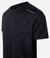 Remera deportiva gris con cuello redondo, mangas cortas, estampa heat print y detalle en los hombros. Confeccionada en tejido de malla con tecnología Dry.