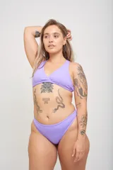 Bikini de lycra azul con corpiño triangular de breteles finos y tanga cavada con laterales fruncidos.