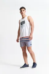 Musculosa blanca con estampado en el frente con la palabra "FUTURE" en letras mayúsculas de color negro y celeste.