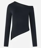 Blusa negra de manga larga confeccionada en poliamida seamless, con escote asimétrico y bajo irregular con abertura lateral.