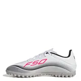 Championes de fútbol 5 Adidas F50 Messi Club TF, blancos con detalles en negro y rosa. Inspirados en Lionel Messi, con suela Turf (TF) para canchas sintéticas y exterior sintético.