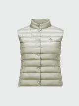Chaleco puffer Moncler modelo Liane, color gris claro, con relleno de plumas, cuello alto y cierre frontal con botones a presión. Presenta el logo de la marca en el pecho.