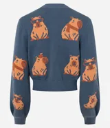 Cardigan de punto azul con escote en V, botones frontales y mangas largas ligeramente abullonadas. Presenta un estampado jacquard de carpinchos en color naranja.