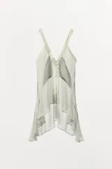 Top fluido color verde agua, de escote pico y tirantes anchos. Detalle de acabados satinados a contraste y bajo asimétrico con volados.