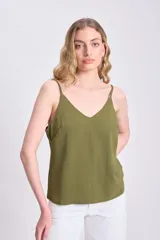 Musculosa verde oliva con breteles finos y escote en V.
