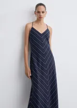Vestido midi azul marino con rayas verticales blancas, escote en V y tirantes finos.