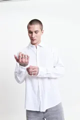 Camisa de manga larga con textura a rayas, estilo rústico y fit regular.