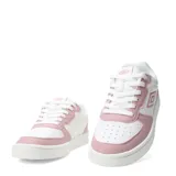 Championes Umbro modelo Milo, color blanco con detalles en rosado. Presentan cordones blancos, suela plana y el logo de Umbro en el lateral.