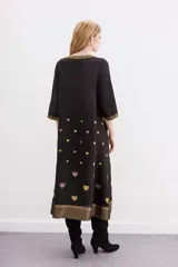 Vestido largo negro de viscosa con bordados de corazones en el cuerpo y ruedo con jacquard de lurex.