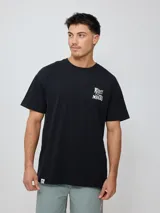 Remera negra de algodón con estampado blanco en el frente y la espalda con el logo de la marca Rusty.