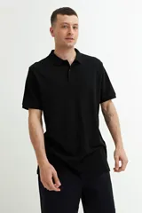 Remera polo negra de manga corta, confeccionada en algodón.