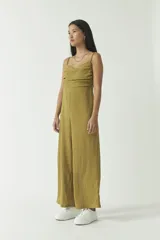 Mono largo color ladrillo con escote caído y tirantes finos.