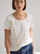 Remera gris de manga corta con cuello redondo y líneas verticales en blanco y negro. Corte recto y holgado. Confeccionada en algodón y spandex.