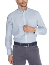 Camisa de hombre celeste a rayas verticales azules, de corte regular, con cuello abotonado, bolsillo en el pecho con logo bordado y mangas largas con puños abotonados.