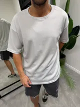 Remera gris de algodón con corte oversize y textura waffle.