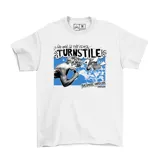 Remera blanca de algodón con estampado frontal de la banda Turnstile, que incluye la frase "Live and in the Flesh", "Baltimore Hardcore" y el logo de la banda.
