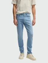 Pantalón de jean celeste, corte slim fit, con bolsillos delanteros y traseros.