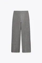 Pantalón gris de tiro alto con cintura elástica y pierna recta. Bajo acabado sin costuras.