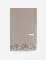 Pashmina color beige con flecos, suave y ligera, perfecta para complementar cualquier outfit.
