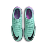 Championes de fútbol Nike Zoom Mercurial Vapor 15 Academy TF, color celeste con detalles en violeta y negro.