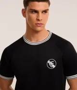 Remera deportiva masculina confeccionada en Rib con tecnología dry, en modelo comfort. Posee cuello redondo, manga corta, estampa localizada y bies contrastante.