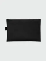 Sobre Longchamp Le Pliage Energy negro con estampado del logo de la marca y jinete a caballo en blanco.