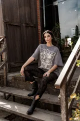 Remerón gris con estampa de flores y texto en el frente.