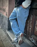 Pantalón de jean celeste claro, corte holgado desde la cadera hasta el tobillo.