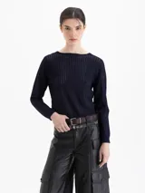 Sweater de manga larga color azul marino, con tejido de punto que presenta rayas verticales transparentes. Tiene escote barco en el frente y escote profundo en la espalda.