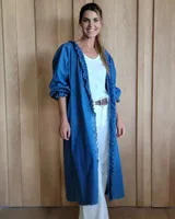 Kimono largo de denim azul con volados en el frente y mangas abullonadas.