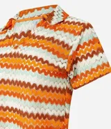 Blusa femenina de punto con cuello polo, mangas cortas y estampado de rayas horizontales en tonos naranja, marrón, blanco y verde.