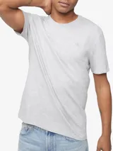 Remera gris de manga corta y cuello redondo, confeccionada en algodón. Presenta un pequeño monograma bordado de Calvin Klein en el pecho.