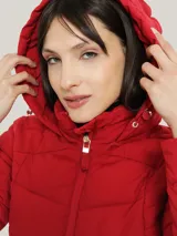 Campera acolchada Tommy Hilfiger color rojo con capucha, cierre de cremallera, bolsillos laterales con cremallera y logo bordado en el brazo.