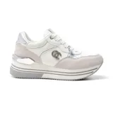 Championes blancos con detalles en gris y plateado, con plataforma y logo de la marca en el lateral.