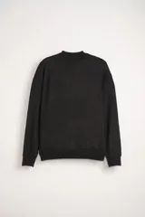 Buzo de punto gris oscuro con cuello en V y mangas largas.