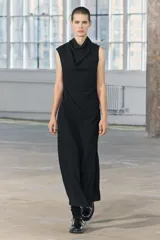 Vestido midi negro de cuello fluido y sin mangas. Detalle de tejido drapeado. Zara Woman Collection.