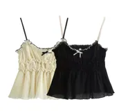 Blusa de gasa plisada con tirantes finos y detalle de lazo en el centro del escote.