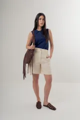 Bermuda color beige de tiro alto, con bolsillos laterales y trabillas para cinturón.