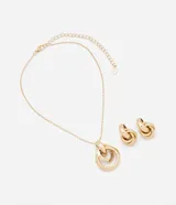 Conjunto de bijouterie de metal dorado, compuesto por caravanas de aro y collar con colgante de aros entrelazados.