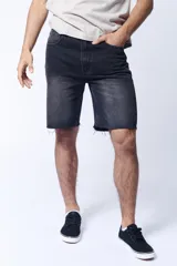 Bermuda de jean color gris oscuro con efecto lavado, corte a la rodilla y terminación desflecada.