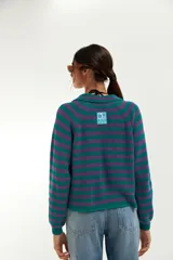 Cardigan tejido de punto a rayas horizontales verdes y violetas, con cuello polo y cierre frontal con botones.