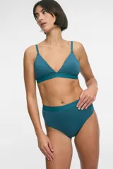 Bombacha de tiro alto color verde intenso, con fundillo de algodón y diseño clásico.
