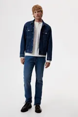 Pantalón de jean de corte recto, color azul medio, con cinco bolsillos y cierre con botón y cremallera. Confeccionado en denim de algodón con leve stretch.