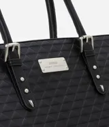 Bolso shopper grande de poliuretano negro con textura acolchada. Tiene correa de mano con detalles de hebilla y remaches plateados. Cierre superior con cremallera y forro de poliéster.