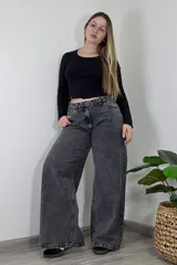 Pantalón jean gris oscuro de tiro medio, corte amplio y estilo baggy.